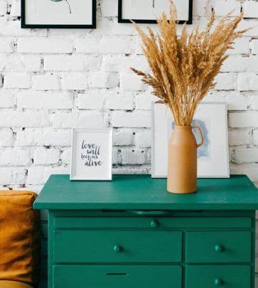 Photo d'une commode dans un salon décoré