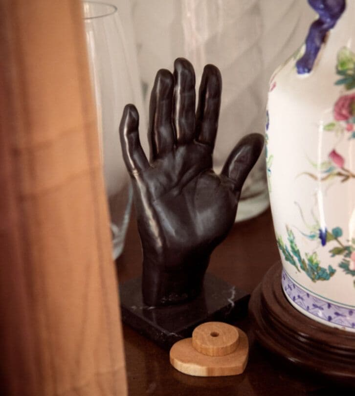 Photo d'une main en céramique