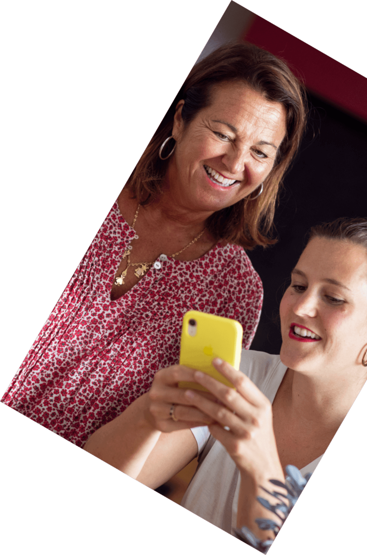 Colocataires en train de regarder un téléphone